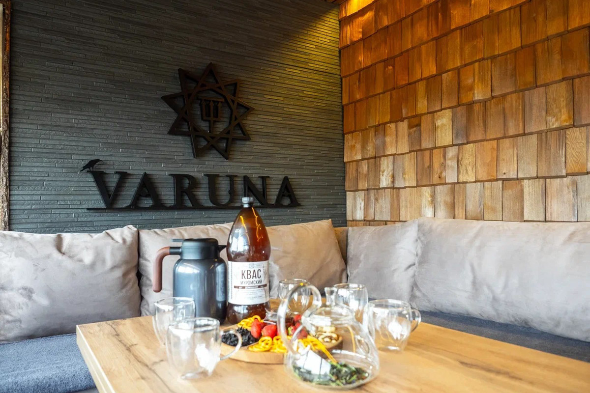 В Муроме спустили на воду уникальную баню-корабль, которую недавно признали самой эффектной в стране. Маломерное судно рассчитано на отдых компании из девяти человек. На его борту для релакса есть абсолютно все: от уютных фирменных халатов до открытой террасы с шезлонгами, парной с купелями и зоны барбекю.