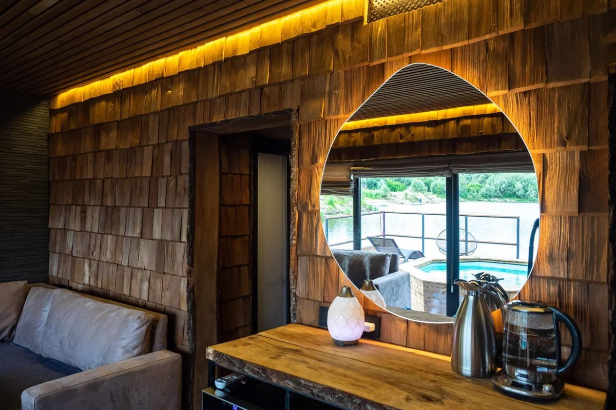 В Муроме спустили на воду уникальную баню-корабль, которую недавно признали самой эффектной в стране. Маломерное судно рассчитано на отдых компании из девяти человек. На его борту для релакса есть абсолютно все: от уютных фирменных халатов до открытой террасы с шезлонгами, парной с купелями и зоны барбекю.