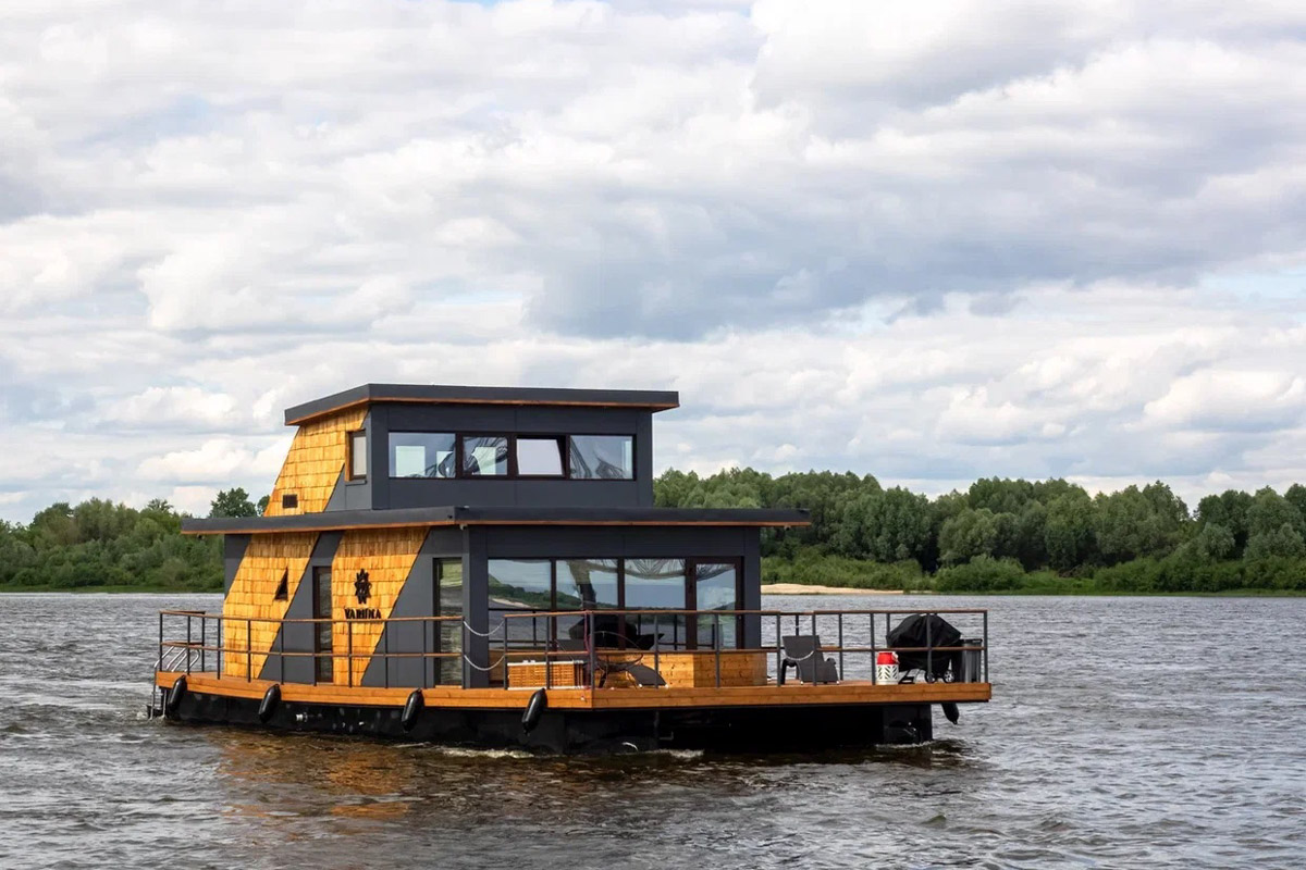 В Муроме спустили на воду уникальную баню-корабль, которую недавно признали самой эффектной в стране. Маломерное судно рассчитано на отдых компании из девяти человек. На его борту для релакса есть абсолютно все: от уютных фирменных халатов до открытой террасы с шезлонгами, парной с купелями и зоны барбекю.