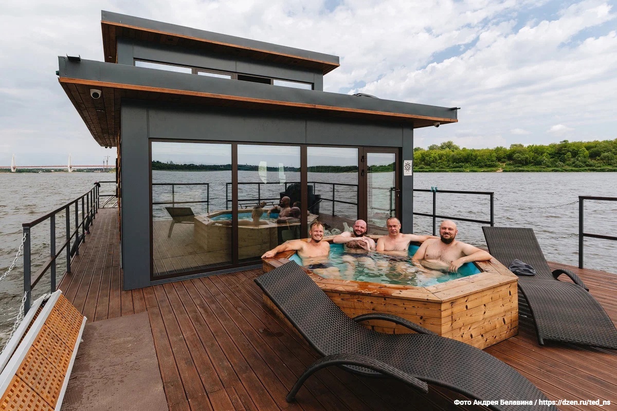 В Муроме спустили на воду уникальную баню-корабль, которую недавно признали самой эффектной в стране. Маломерное судно рассчитано на отдых компании из девяти человек. На его борту для релакса есть абсолютно все: от уютных фирменных халатов до открытой террасы с шезлонгами, парной с купелями и зоны барбекю.