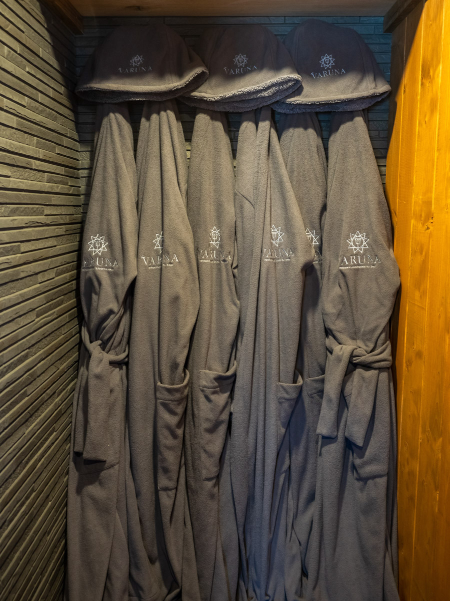 В Муроме спустили на воду уникальную баню-корабль, которую недавно признали самой эффектной в стране. Маломерное судно рассчитано на отдых компании из девяти человек. На его борту для релакса есть абсолютно все: от уютных фирменных халатов до открытой террасы с шезлонгами, парной с купелями и зоны барбекю.