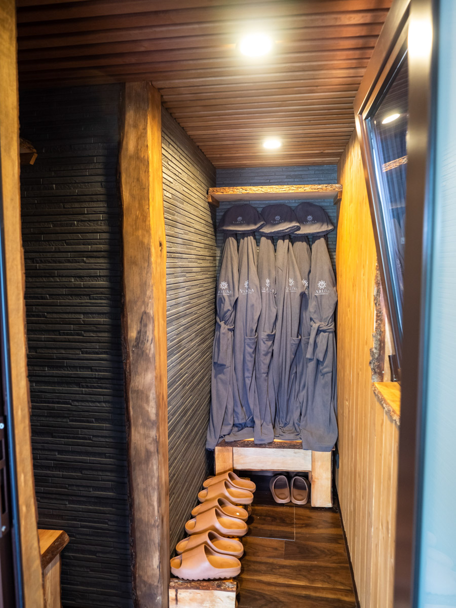 В Муроме спустили на воду уникальную баню-корабль, которую недавно признали самой эффектной в стране. Маломерное судно рассчитано на отдых компании из девяти человек. На его борту для релакса есть абсолютно все: от уютных фирменных халатов до открытой террасы с шезлонгами, парной с купелями и зоны барбекю.