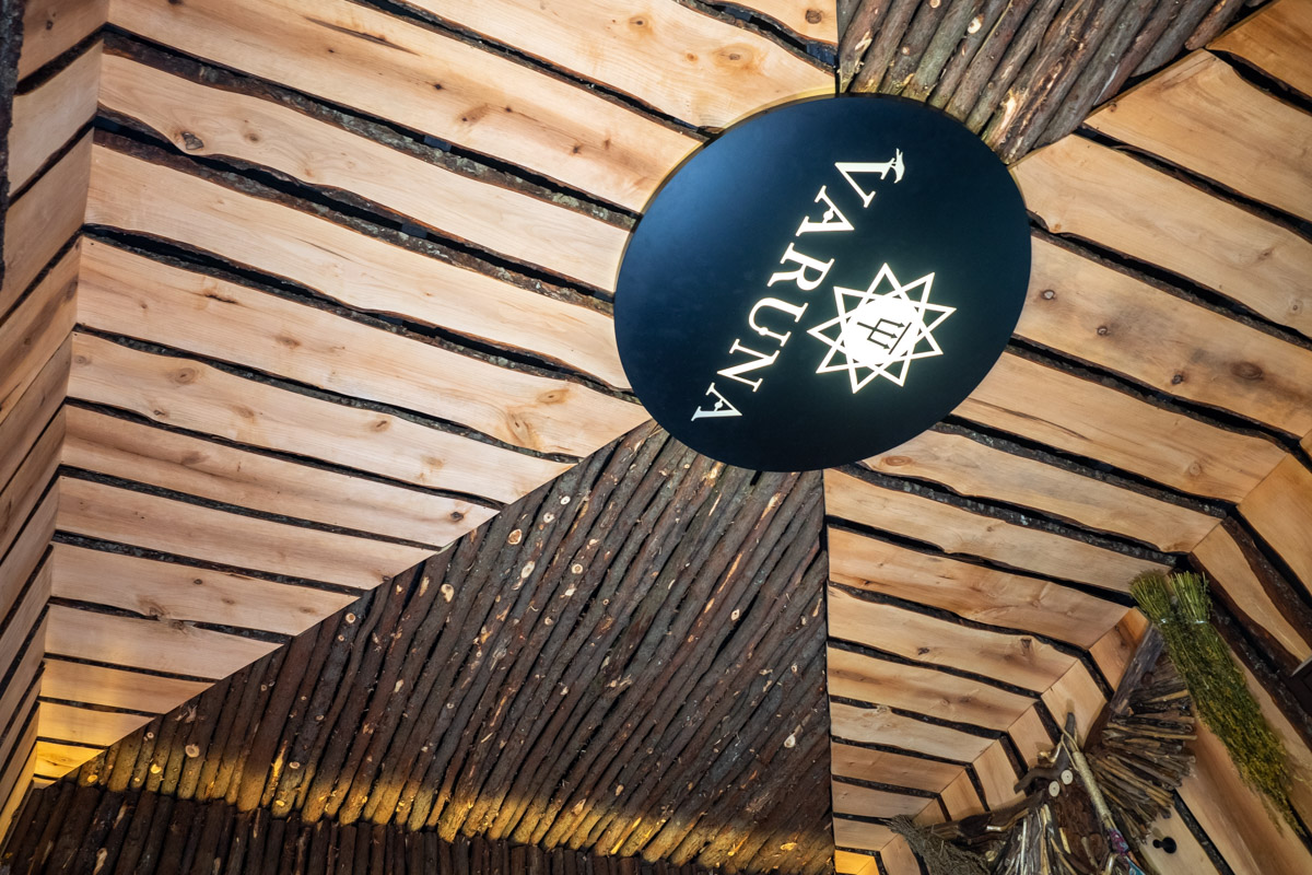 В Муроме спустили на воду уникальную баню-корабль, которую недавно признали самой эффектной в стране. Маломерное судно рассчитано на отдых компании из девяти человек. На его борту для релакса есть абсолютно все: от уютных фирменных халатов до открытой террасы с шезлонгами, парной с купелями и зоны барбекю.