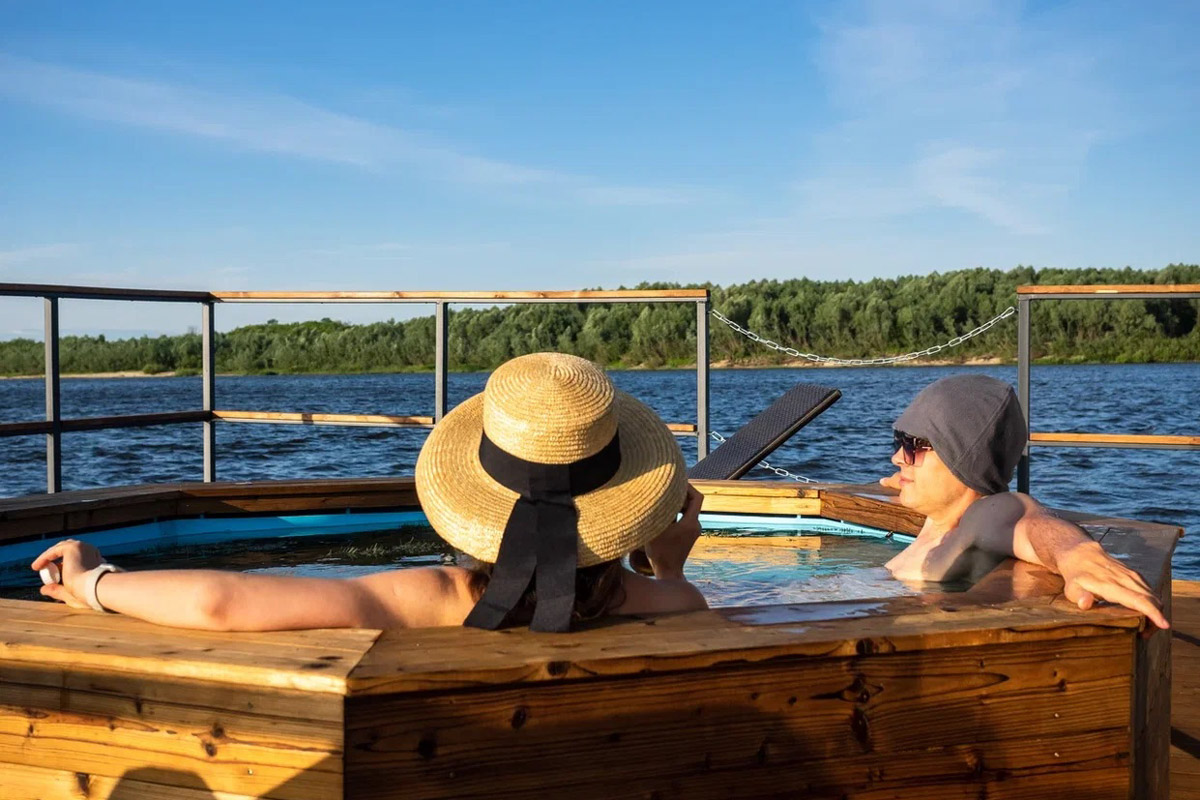 В Муроме спустили на воду уникальную баню-корабль, которую недавно признали самой эффектной в стране. Маломерное судно рассчитано на отдых компании из девяти человек. На его борту для релакса есть абсолютно все: от уютных фирменных халатов до открытой террасы с шезлонгами, парной с купелями и зоны барбекю.