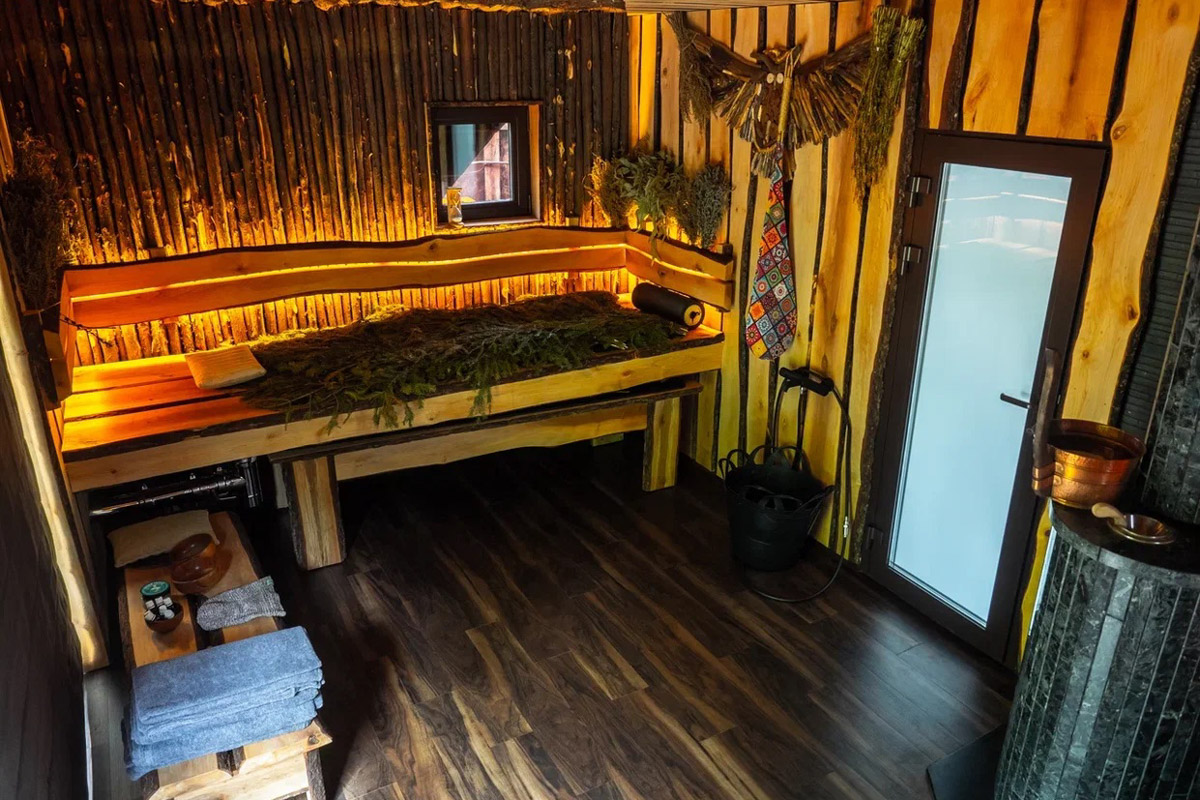 В Муроме спустили на воду уникальную баню-корабль, которую недавно признали самой эффектной в стране. Маломерное судно рассчитано на отдых компании из девяти человек. На его борту для релакса есть абсолютно все: от уютных фирменных халатов до открытой террасы с шезлонгами, парной с купелями и зоны барбекю.