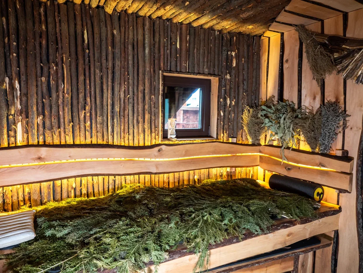 В Муроме спустили на воду уникальную баню-корабль, которую недавно признали самой эффектной в стране. Маломерное судно рассчитано на отдых компании из девяти человек. На его борту для релакса есть абсолютно все: от уютных фирменных халатов до открытой террасы с шезлонгами, парной с купелями и зоны барбекю.