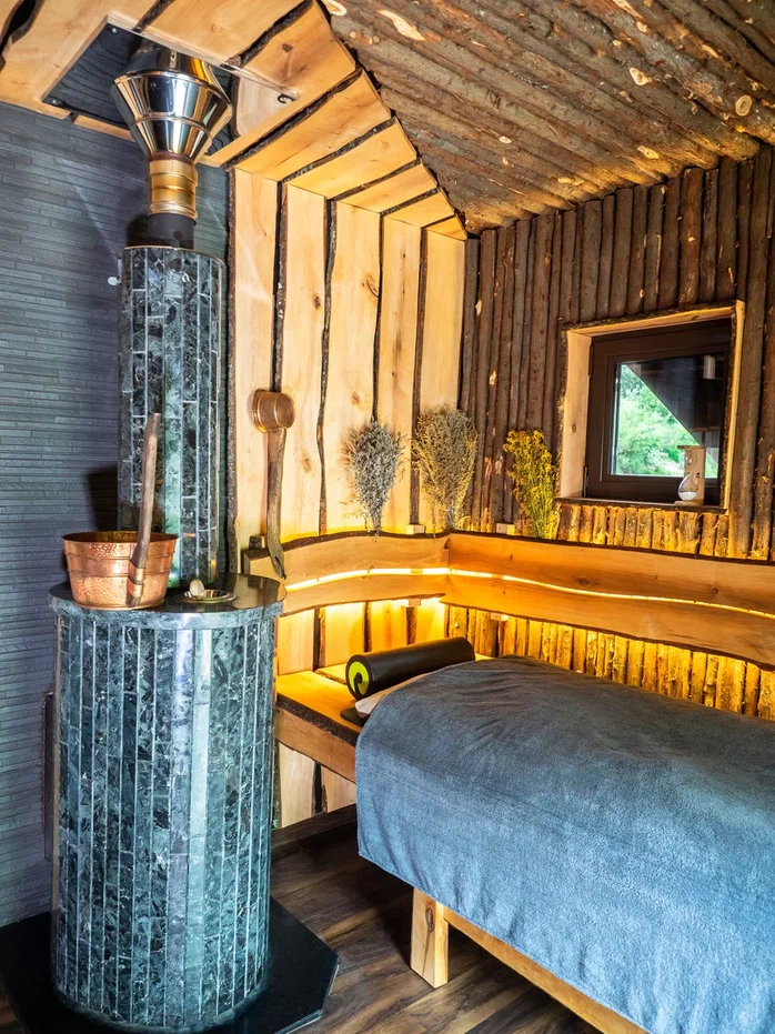 В Муроме спустили на воду уникальную баню-корабль, которую недавно признали самой эффектной в стране. Маломерное судно рассчитано на отдых компании из девяти человек. На его борту для релакса есть абсолютно все: от уютных фирменных халатов до открытой террасы с шезлонгами, парной с купелями и зоны барбекю.