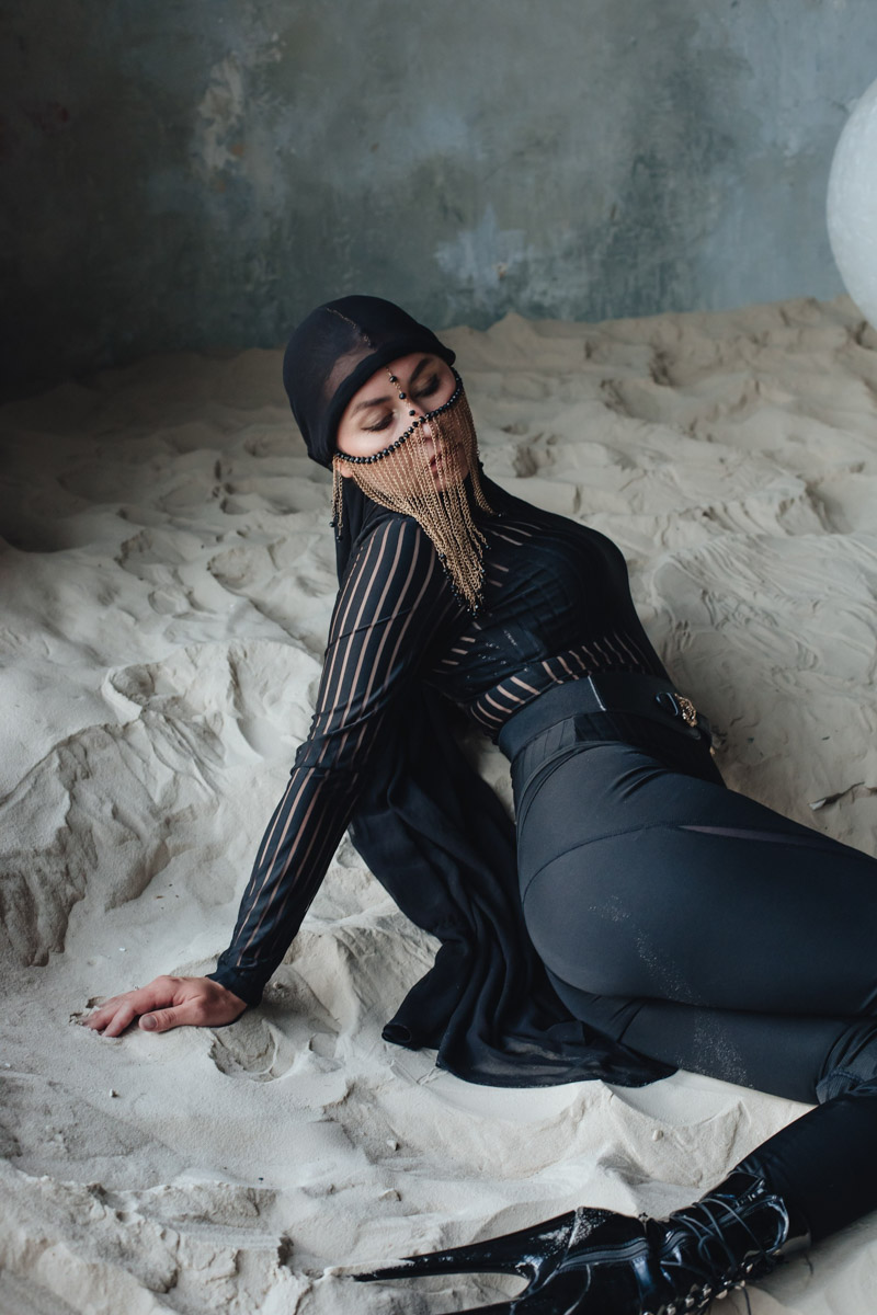 Помните время, когда по вечерам домохозяйки бросали все свои дела и садились смотреть популярный тогда сериал «Клон»? Владимирская танцовщица Алена Пона, вдохновившись образом неукротимой красавицы Жади, сняла видео по мотивам ее истории. Готовы справиться с волной нахлынувшей ностальгии?