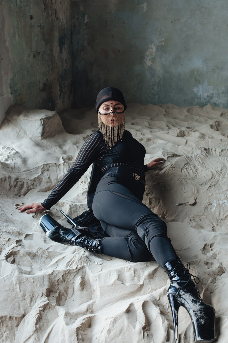 Помните время, когда по вечерам домохозяйки бросали все свои дела и садились смотреть популярный тогда сериал «Клон»? Владимирская танцовщица Алена Пона, вдохновившись образом неукротимой красавицы Жади, сняла видео по мотивам ее истории. Готовы справиться с волной нахлынувшей ностальгии?