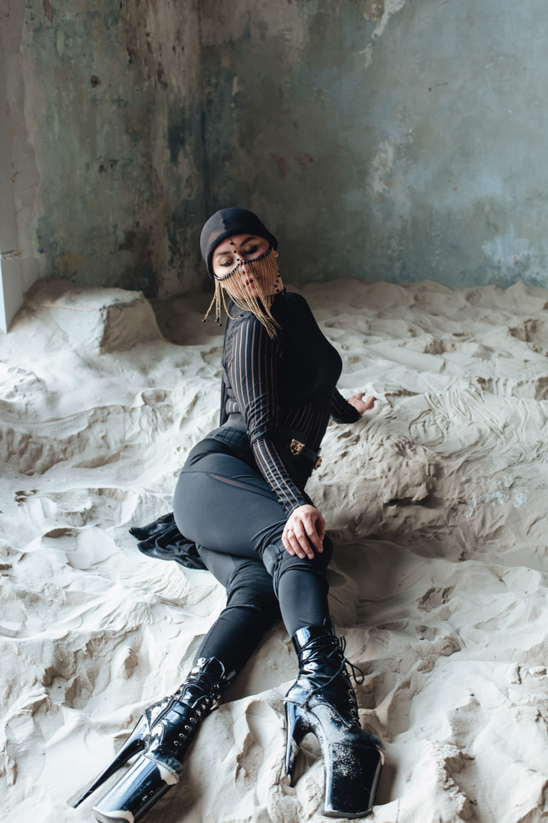 Помните время, когда по вечерам домохозяйки бросали все свои дела и садились смотреть популярный тогда сериал «Клон»? Владимирская танцовщица Алена Пона, вдохновившись образом неукротимой красавицы Жади, сняла видео по мотивам ее истории. Готовы справиться с волной нахлынувшей ностальгии?