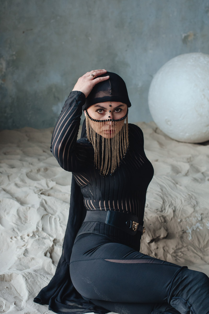 Помните время, когда по вечерам домохозяйки бросали все свои дела и садились смотреть популярный тогда сериал «Клон»? Владимирская танцовщица Алена Пона, вдохновившись образом неукротимой красавицы Жади, сняла видео по мотивам ее истории. Готовы справиться с волной нахлынувшей ностальгии?