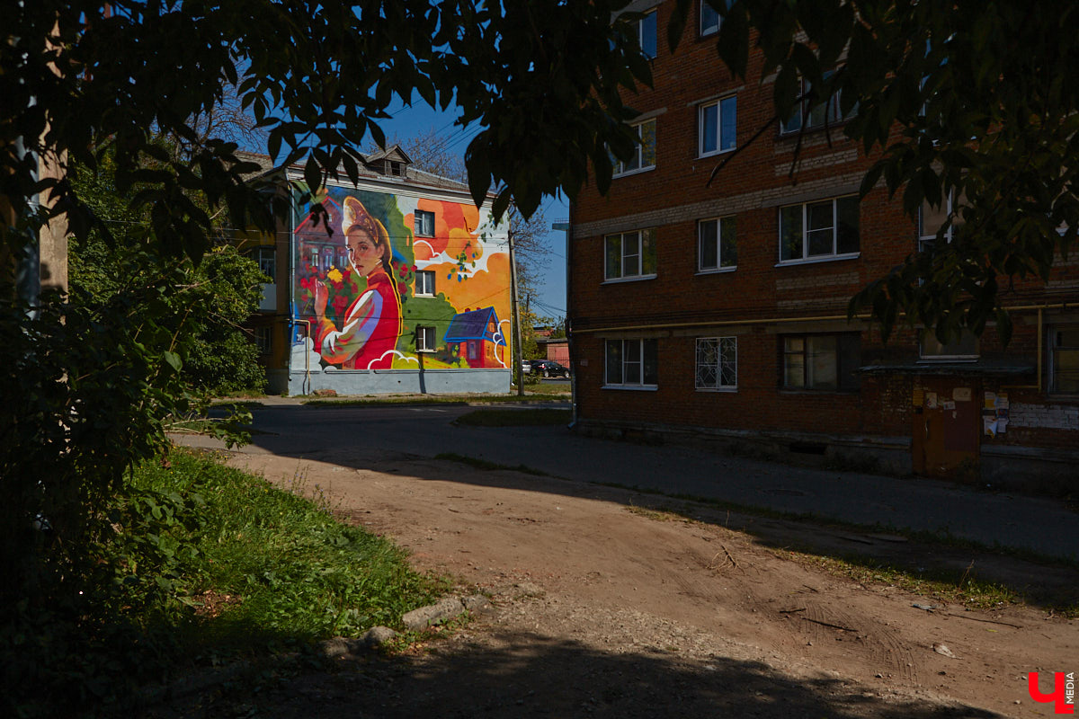 Этим летом Владимир традиционно превратился в творческую мастерскую талантливых художников, в которую мы получили безлимитный пропуск. Грех этим снова не воспользоваться! Айда вместе с нами любоваться новыми муралами на городских фасадах.