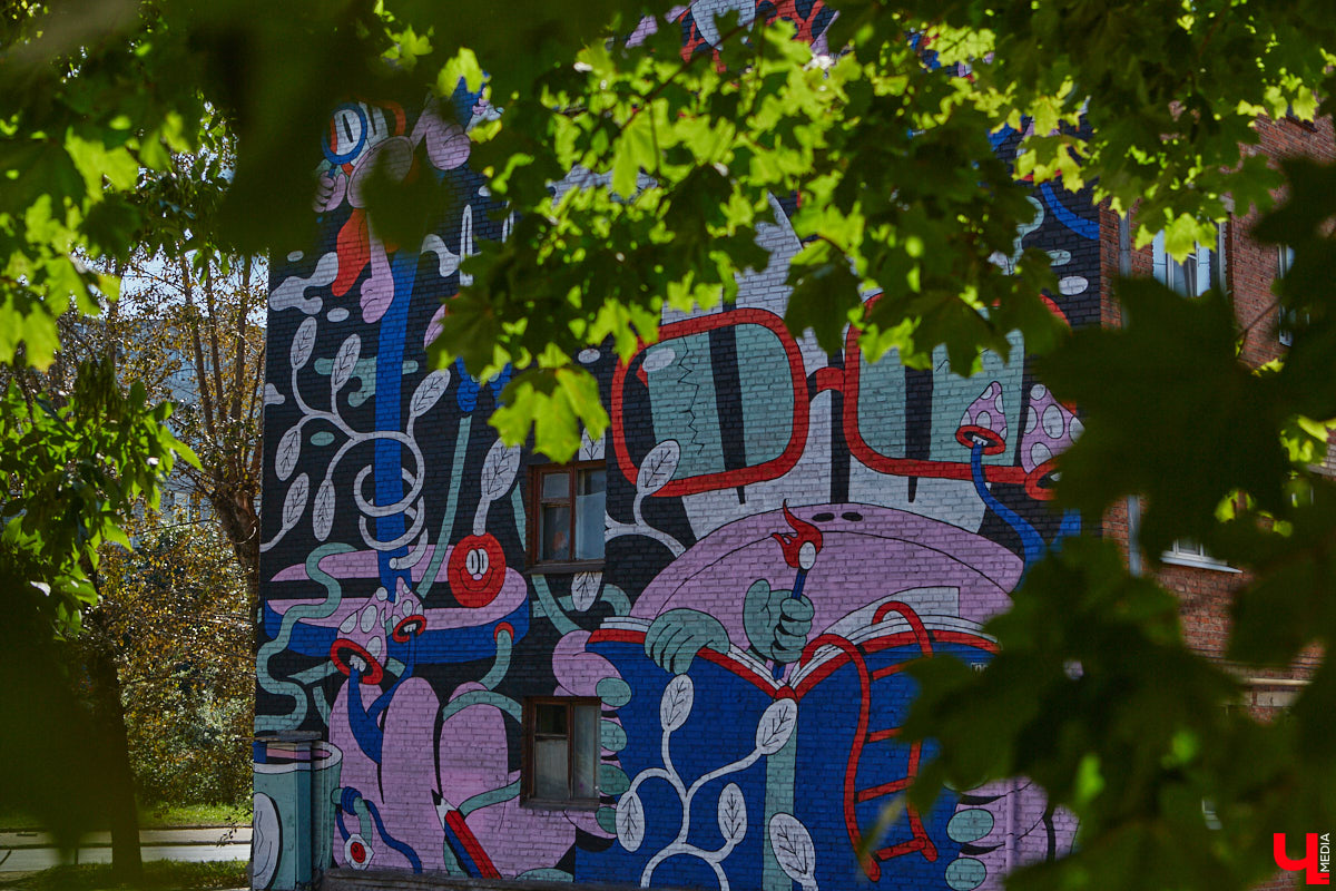Этим летом Владимир традиционно превратился в творческую мастерскую талантливых художников, в которую мы получили безлимитный пропуск. Грех этим снова не воспользоваться! Айда вместе с нами любоваться новыми муралами на городских фасадах.