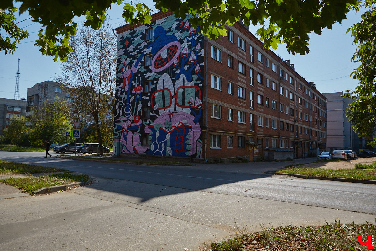 Этим летом Владимир традиционно превратился в творческую мастерскую талантливых художников, в которую мы получили безлимитный пропуск. Грех этим снова не воспользоваться! Айда вместе с нами любоваться новыми муралами на городских фасадах.