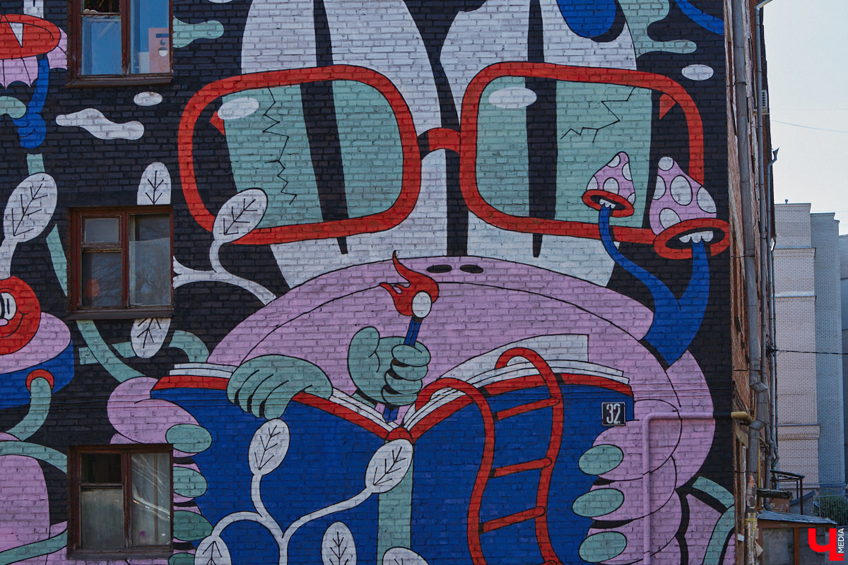 Этим летом Владимир традиционно превратился в творческую мастерскую талантливых художников, в которую мы получили безлимитный пропуск. Грех этим снова не воспользоваться! Айда вместе с нами любоваться новыми муралами на городских фасадах.