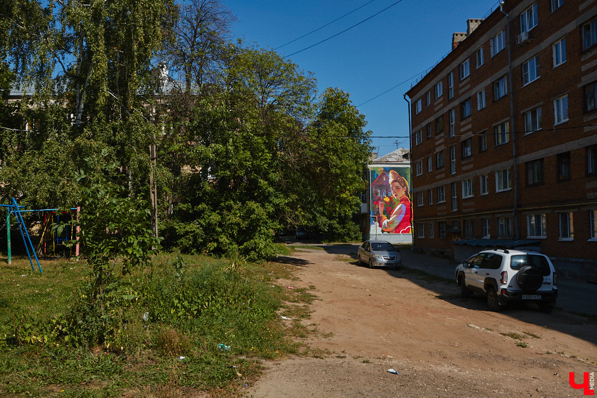 Этим летом Владимир традиционно превратился в творческую мастерскую талантливых художников, в которую мы получили безлимитный пропуск. Грех этим снова не воспользоваться! Айда вместе с нами любоваться новыми муралами на городских фасадах.