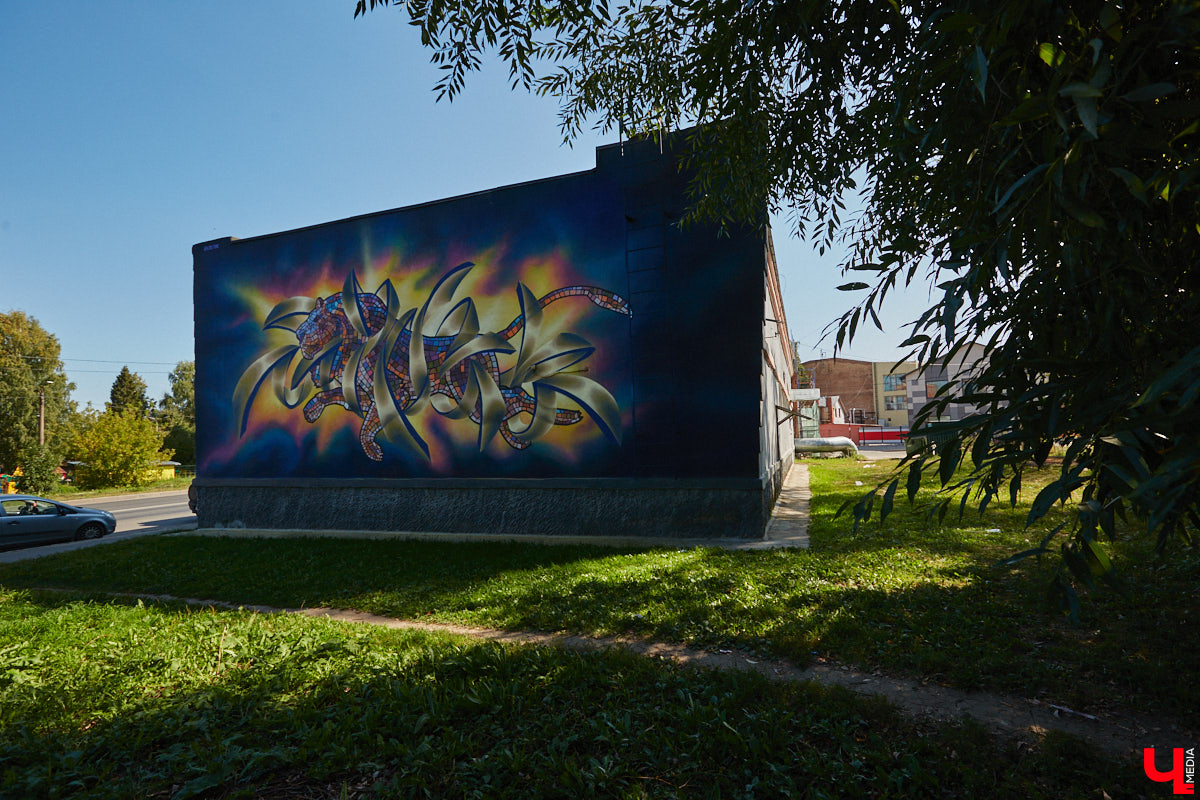 Этим летом Владимир традиционно превратился в творческую мастерскую талантливых художников, в которую мы получили безлимитный пропуск. Грех этим снова не воспользоваться! Айда вместе с нами любоваться новыми муралами на городских фасадах.
