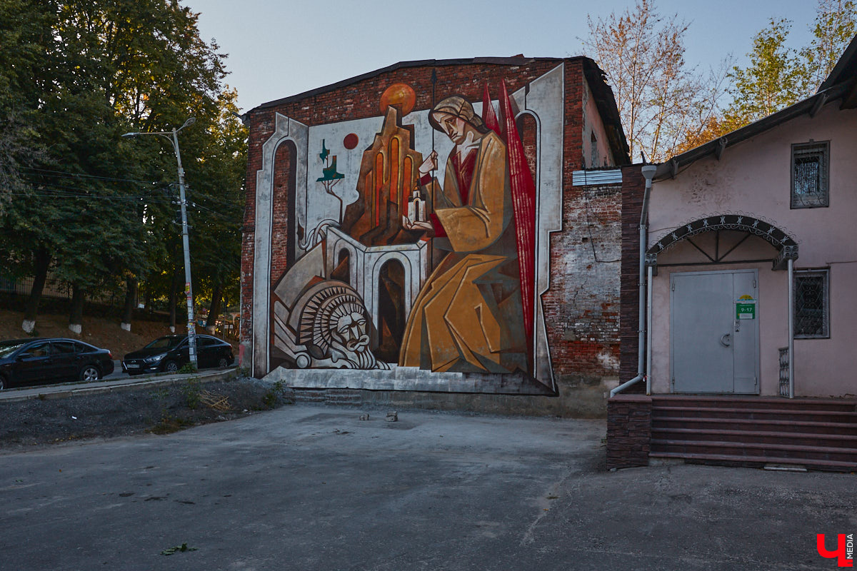 Этим летом Владимир традиционно превратился в творческую мастерскую талантливых художников, в которую мы получили безлимитный пропуск. Грех этим снова не воспользоваться! Айда вместе с нами любоваться новыми муралами на городских фасадах.