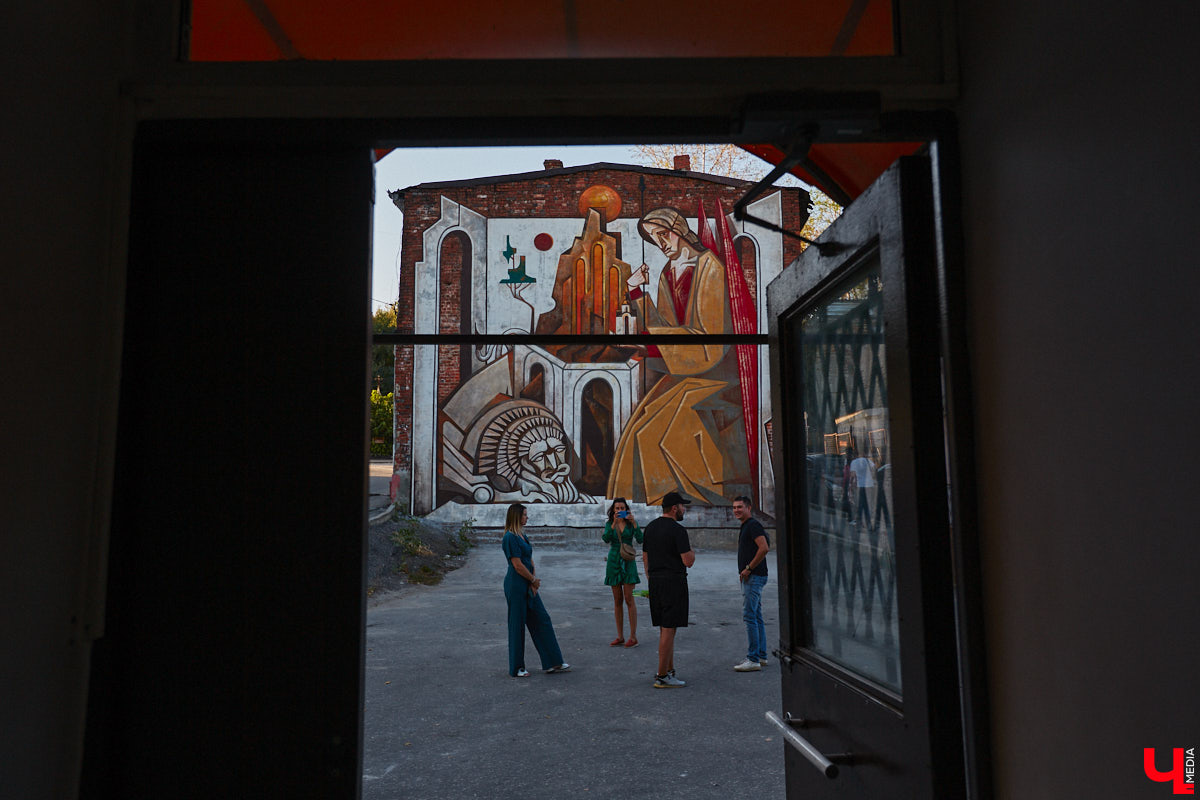 Этим летом Владимир традиционно превратился в творческую мастерскую талантливых художников, в которую мы получили безлимитный пропуск. Грех этим снова не воспользоваться! Айда вместе с нами любоваться новыми муралами на городских фасадах.