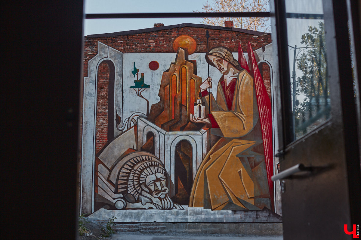 Этим летом Владимир традиционно превратился в творческую мастерскую талантливых художников, в которую мы получили безлимитный пропуск. Грех этим снова не воспользоваться! Айда вместе с нами любоваться новыми муралами на городских фасадах.