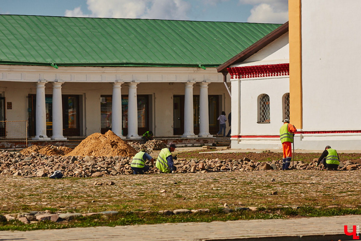 Серьезные опасения у жителей Суздаля вызывают работы, которые ведутся на мостовой возле Торговых рядов. Сейчас там производят демонтаж старых булыжных камней. И местные не на шутку взволнованы. Сохранит ли городская территория свою историческую значимость и самобытность?