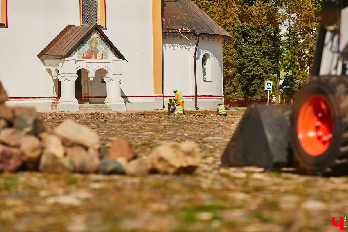 Серьезные опасения у жителей Суздаля вызывают работы, которые ведутся на мостовой возле Торговых рядов. Сейчас там производят демонтаж старых булыжных камней. И местные не на шутку взволнованы. Сохранит ли городская территория свою историческую значимость и самобытность?