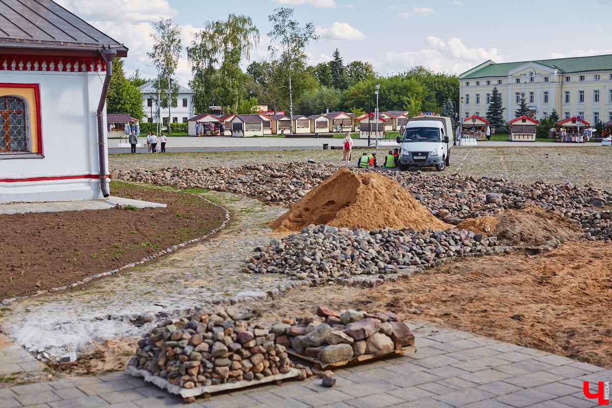 Серьезные опасения у жителей Суздаля вызывают работы, которые ведутся на мостовой возле Торговых рядов. Сейчас там производят демонтаж старых булыжных камней. И местные не на шутку взволнованы. Сохранит ли городская территория свою историческую значимость и самобытность?