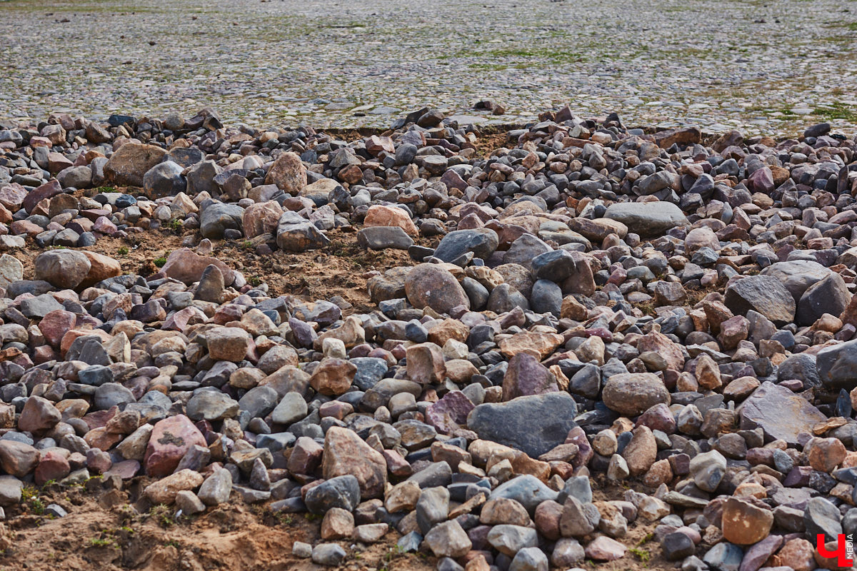 Серьезные опасения у жителей Суздаля вызывают работы, которые ведутся на мостовой возле Торговых рядов. Сейчас там производят демонтаж старых булыжных камней. И местные не на шутку взволнованы. Сохранит ли городская территория свою историческую значимость и самобытность?