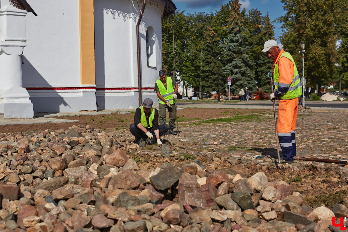 Серьезные опасения у жителей Суздаля вызывают работы, которые ведутся на мостовой возле Торговых рядов. Сейчас там производят демонтаж старых булыжных камней. И местные не на шутку взволнованы. Сохранит ли городская территория свою историческую значимость и самобытность?
