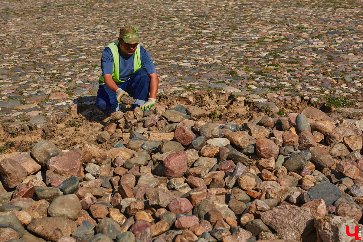 Серьезные опасения у жителей Суздаля вызывают работы, которые ведутся на мостовой возле Торговых рядов. Сейчас там производят демонтаж старых булыжных камней. И местные не на шутку взволнованы. Сохранит ли городская территория свою историческую значимость и самобытность?