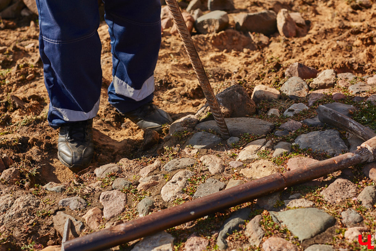 Серьезные опасения у жителей Суздаля вызывают работы, которые ведутся на мостовой возле Торговых рядов. Сейчас там производят демонтаж старых булыжных камней. И местные не на шутку взволнованы. Сохранит ли городская территория свою историческую значимость и самобытность?