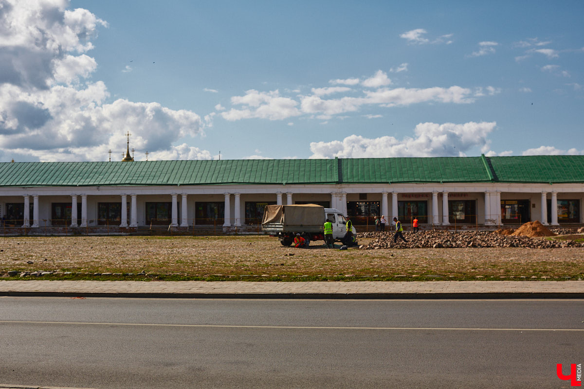 Серьезные опасения у жителей Суздаля вызывают работы, которые ведутся на мостовой возле Торговых рядов. Сейчас там производят демонтаж старых булыжных камней. И местные не на шутку взволнованы. Сохранит ли городская территория свою историческую значимость и самобытность?