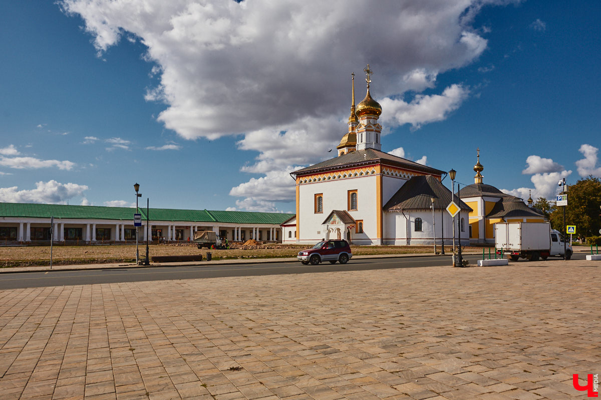 Серьезные опасения у жителей Суздаля вызывают работы, которые ведутся на мостовой возле Торговых рядов. Сейчас там производят демонтаж старых булыжных камней. И местные не на шутку взволнованы. Сохранит ли городская территория свою историческую значимость и самобытность?