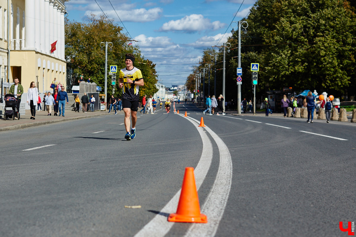 Уже завтра, 9 сентября, во Владимире пройдет седьмой полумарафон «Золотые ворота». Проезд в центре города, как вы понимаете, во время забега перекроют. Какой же будет схема объезда? Эта и другая актуальная информация в нашем новом дорожном обзоре.