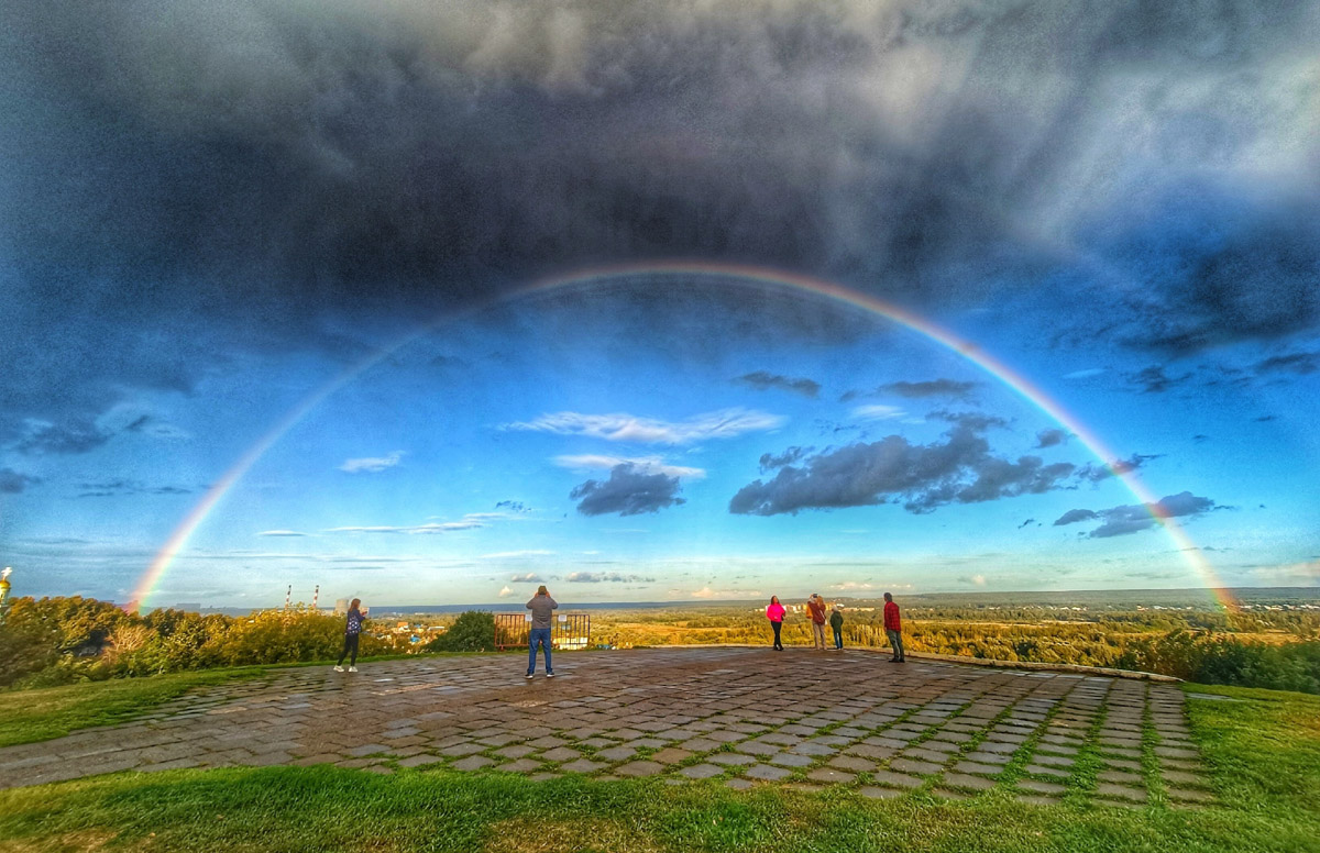 Вчера дождь и солнце не один раз сменяли друг друга, в итоге небо над городом раскрасила удивительной красоты двойная радуга. Кто не успел полюбоваться ей, оцените снимки нашего фотографа.