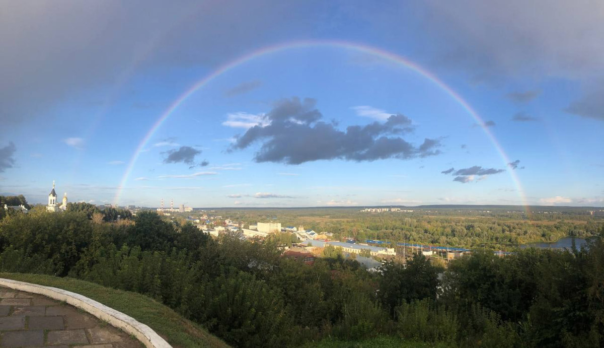 Вчера дождь и солнце не один раз сменяли друг друга, в итоге небо над городом раскрасила удивительной красоты двойная радуга. Кто не успел полюбоваться ей, оцените снимки нашего фотографа.