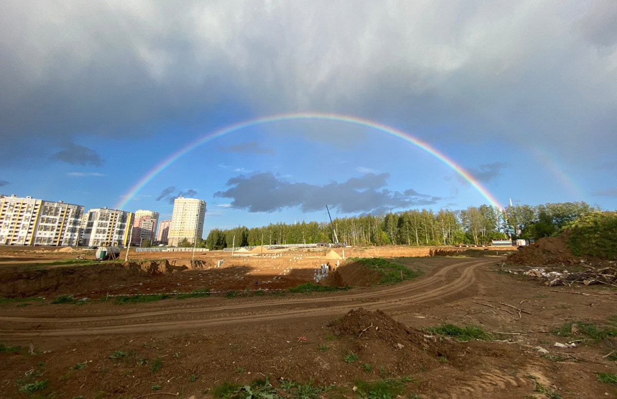 Вчера дождь и солнце не один раз сменяли друг друга, в итоге небо над городом раскрасила удивительной красоты двойная радуга. Кто не успел полюбоваться ей, оцените снимки нашего фотографа.