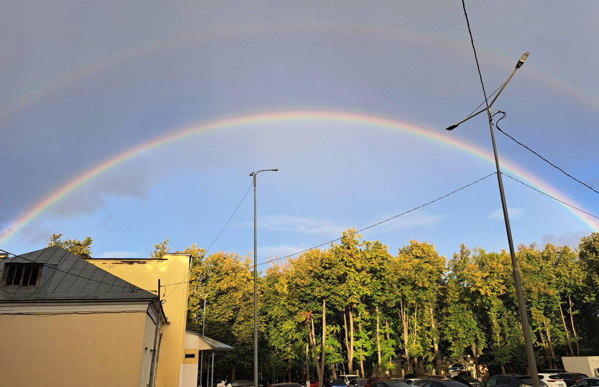 Вчера дождь и солнце не один раз сменяли друг друга, в итоге небо над городом раскрасила удивительной красоты двойная радуга. Кто не успел полюбоваться ей, оцените снимки нашего фотографа.
