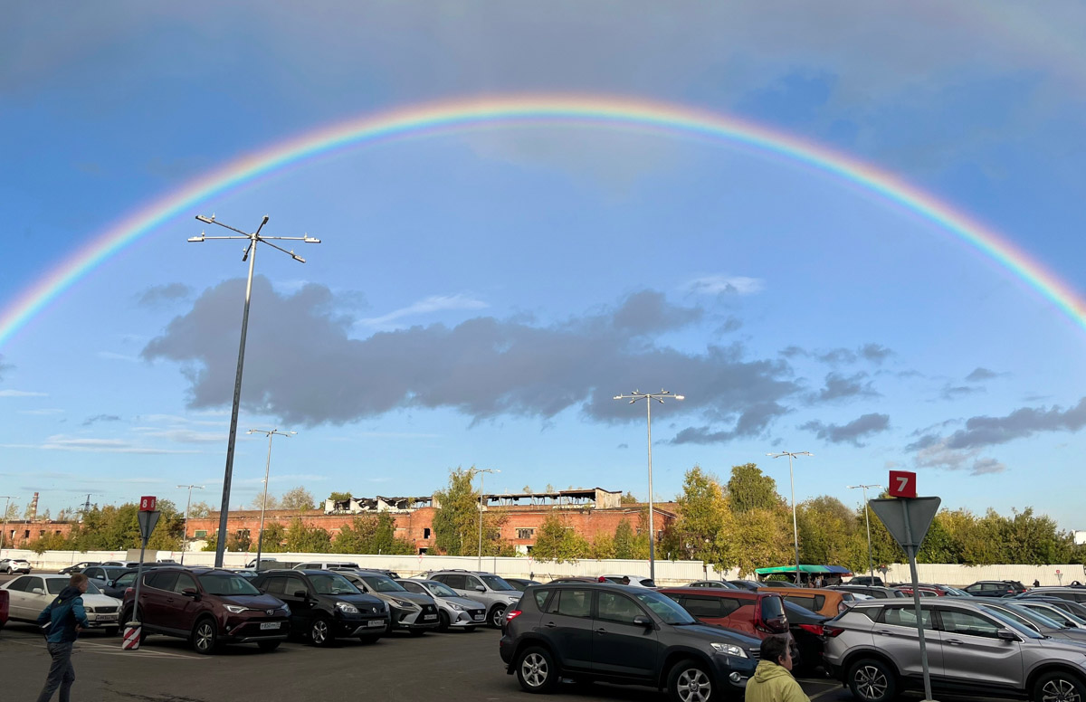 Вчера дождь и солнце не один раз сменяли друг друга, в итоге небо над городом раскрасила удивительной красоты двойная радуга. Кто не успел полюбоваться ей, оцените снимки нашего фотографа.