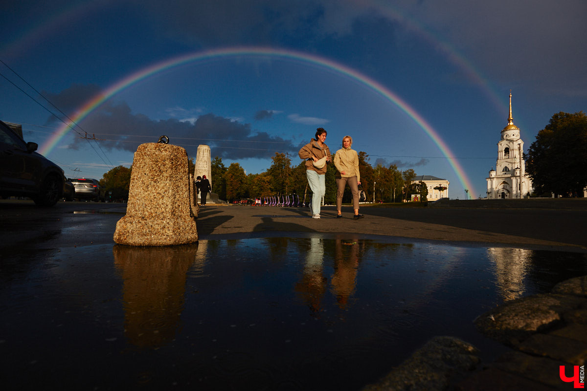 Вчера дождь и солнце не один раз сменяли друг друга, в итоге небо над городом раскрасила удивительной красоты двойная радуга. Кто не успел полюбоваться ей, оцените снимки нашего фотографа.