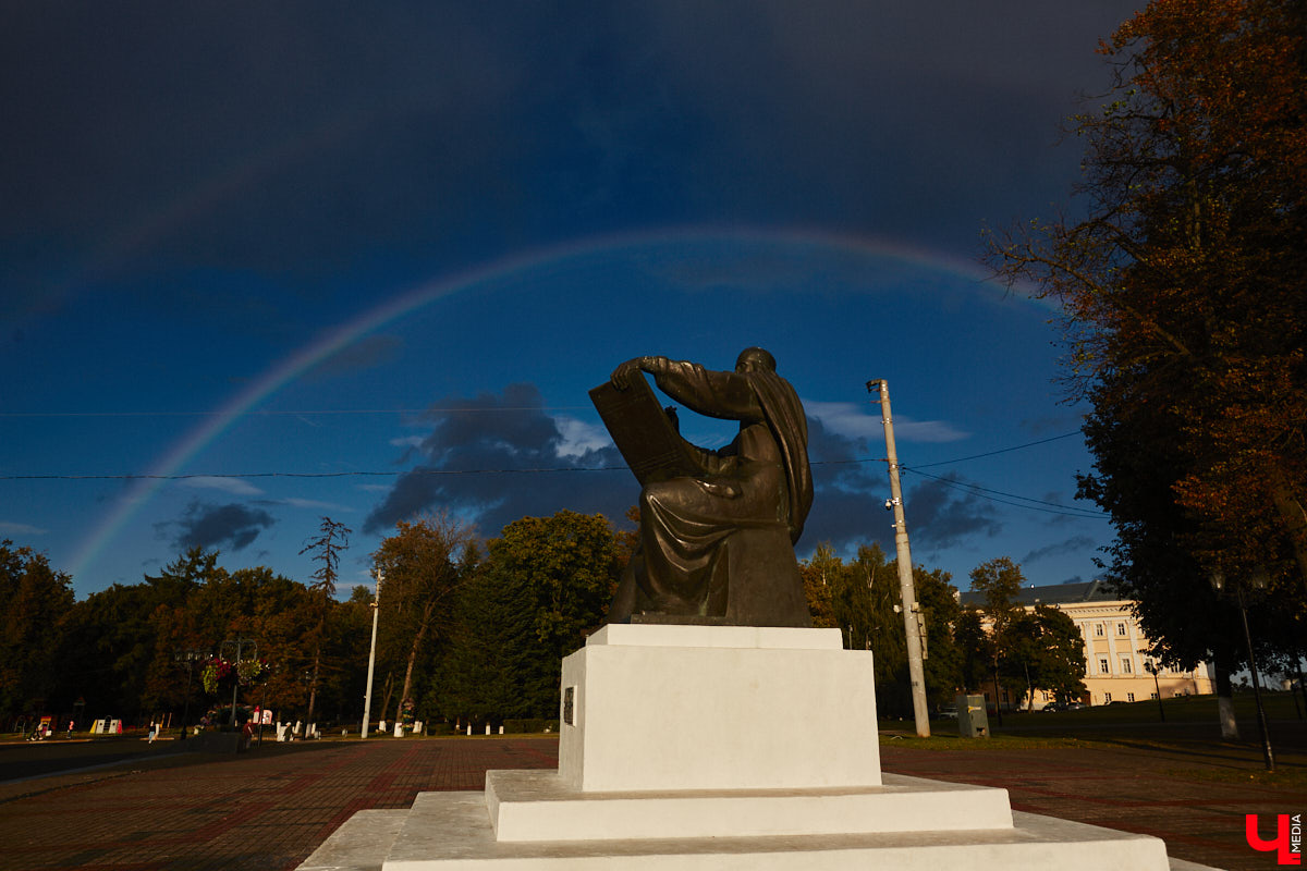 Вчера дождь и солнце не один раз сменяли друг друга, в итоге небо над городом раскрасила удивительной красоты двойная радуга. Кто не успел полюбоваться ей, оцените снимки нашего фотографа.