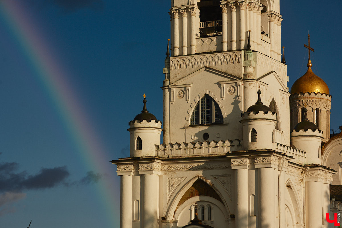Вчера дождь и солнце не один раз сменяли друг друга, в итоге небо над городом раскрасила удивительной красоты двойная радуга. Кто не успел полюбоваться ей, оцените снимки нашего фотографа.