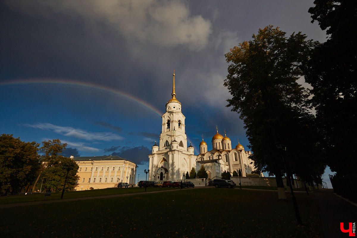 Вчера дождь и солнце не один раз сменяли друг друга, в итоге небо над городом раскрасила удивительной красоты двойная радуга. Кто не успел полюбоваться ей, оцените снимки нашего фотографа.
