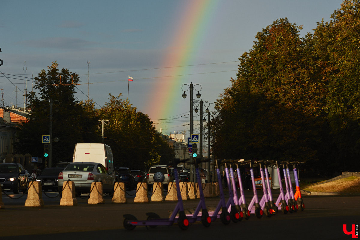 Вчера дождь и солнце не один раз сменяли друг друга, в итоге небо над городом раскрасила удивительной красоты двойная радуга. Кто не успел полюбоваться ей, оцените снимки нашего фотографа.