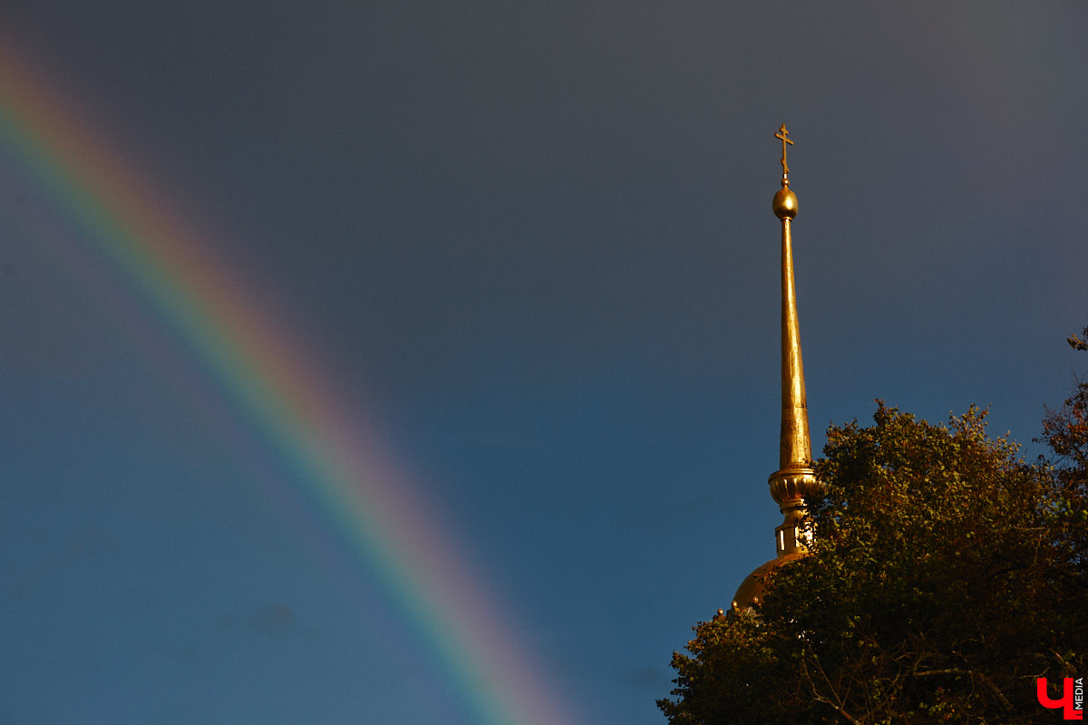 Вчера дождь и солнце не один раз сменяли друг друга, в итоге небо над городом раскрасила удивительной красоты двойная радуга. Кто не успел полюбоваться ей, оцените снимки нашего фотографа.