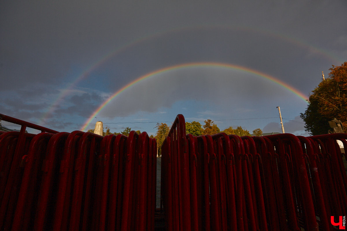 Вчера дождь и солнце не один раз сменяли друг друга, в итоге небо над городом раскрасила удивительной красоты двойная радуга. Кто не успел полюбоваться ей, оцените снимки нашего фотографа.