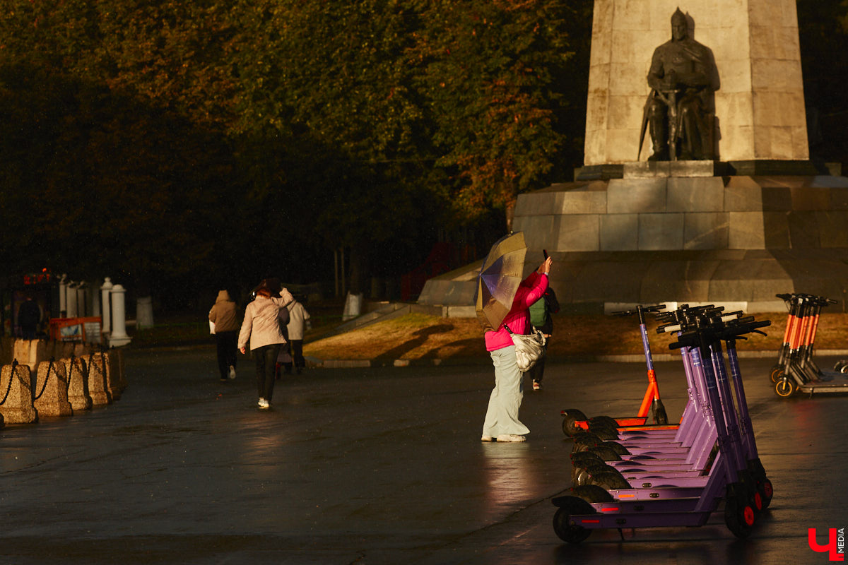 Вчера дождь и солнце не один раз сменяли друг друга, в итоге небо над городом раскрасила удивительной красоты двойная радуга. Кто не успел полюбоваться ей, оцените снимки нашего фотографа.