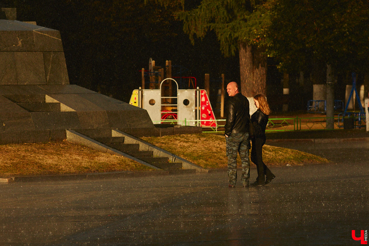 Вчера дождь и солнце не один раз сменяли друг друга, в итоге небо над городом раскрасила удивительной красоты двойная радуга. Кто не успел полюбоваться ей, оцените снимки нашего фотографа.