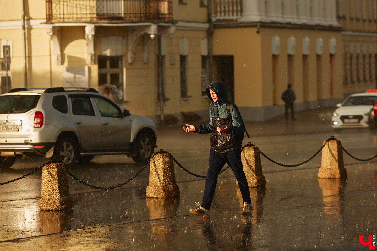 Вчера дождь и солнце не один раз сменяли друг друга, в итоге небо над городом раскрасила удивительной красоты двойная радуга. Кто не успел полюбоваться ей, оцените снимки нашего фотографа.
