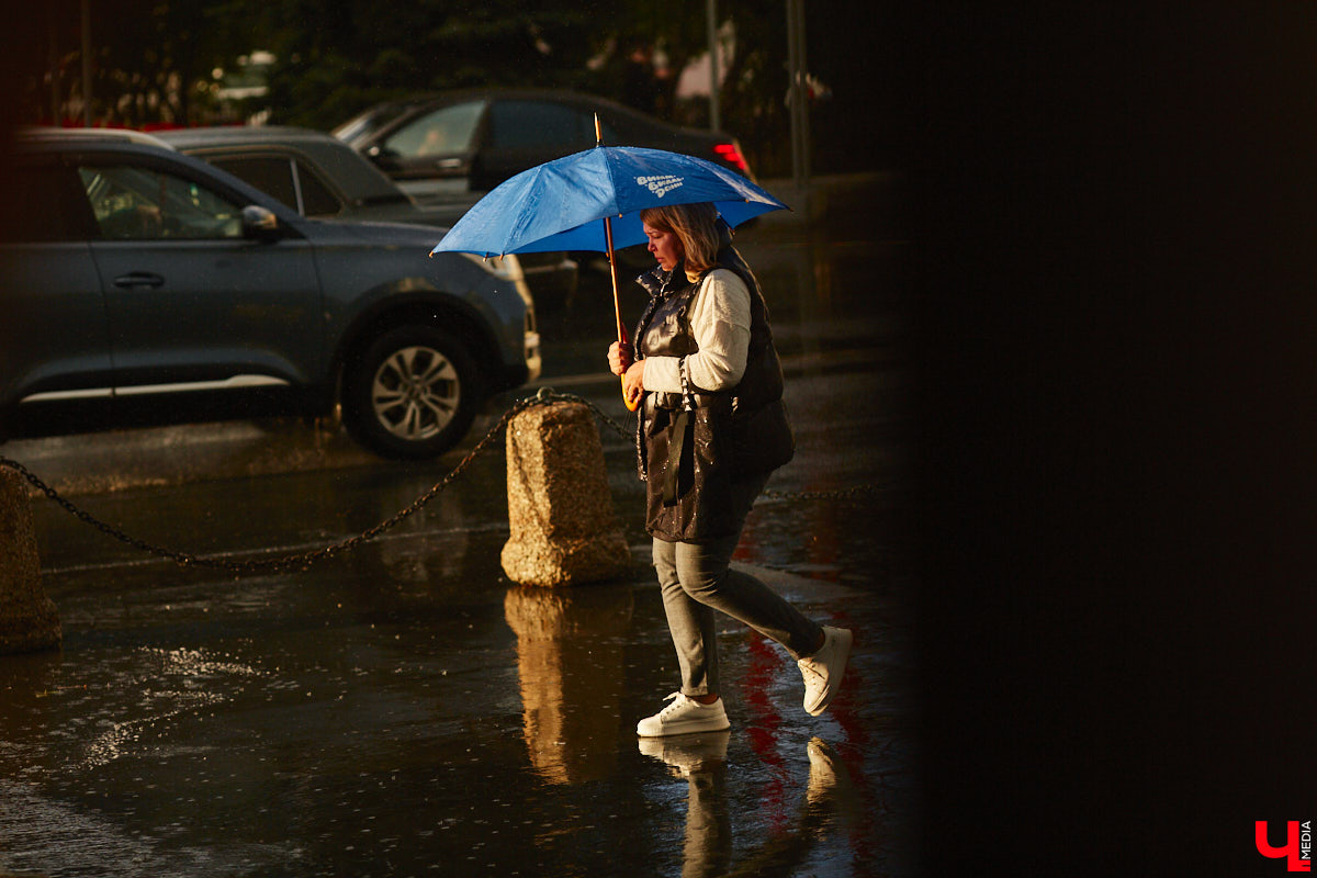 Вчера дождь и солнце не один раз сменяли друг друга, в итоге небо над городом раскрасила удивительной красоты двойная радуга. Кто не успел полюбоваться ей, оцените снимки нашего фотографа.